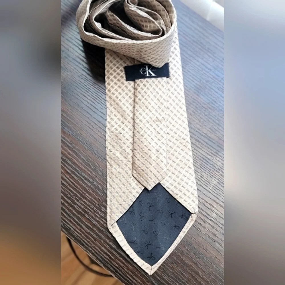 Calvin Klein Men's Tie dry clean only.